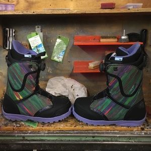 Snowboard boots